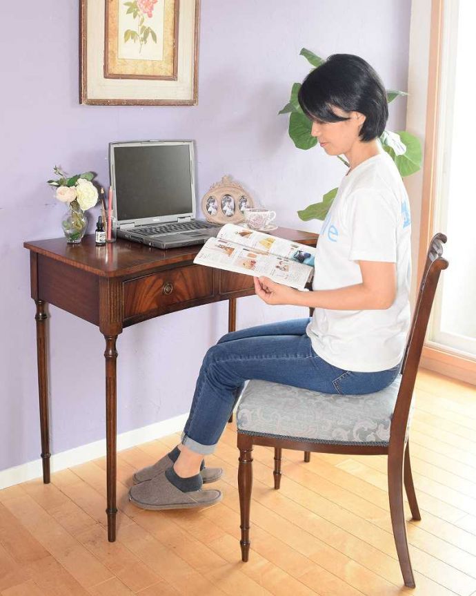 アンティークのデスク・書斎机 アンティーク家具 デスクに使えるアンティーク家具、引き出し付きのホールテーブル(デスク)。自分だけのちょっと贅沢な時間大人のデスクに座るだけで自分だけの時間が作れるから、毎日がちょっとだけ贅沢になります。(m-647-f)