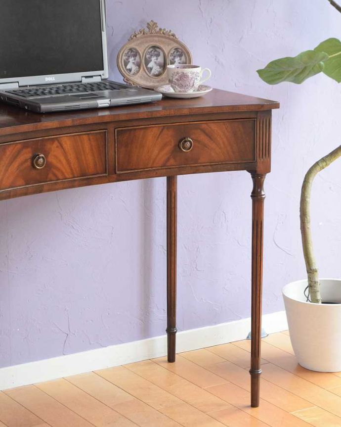 アンティークのデスク・書斎机 アンティーク家具 デスクに使えるアンティーク家具、引き出し付きのホールテーブル(デスク)。アンティークらしい銘木の木目の美しさ本来、機能的に使われる家具デスクも、アンティークだと木目の美しさが楽しめる家具に。(m-647-f)