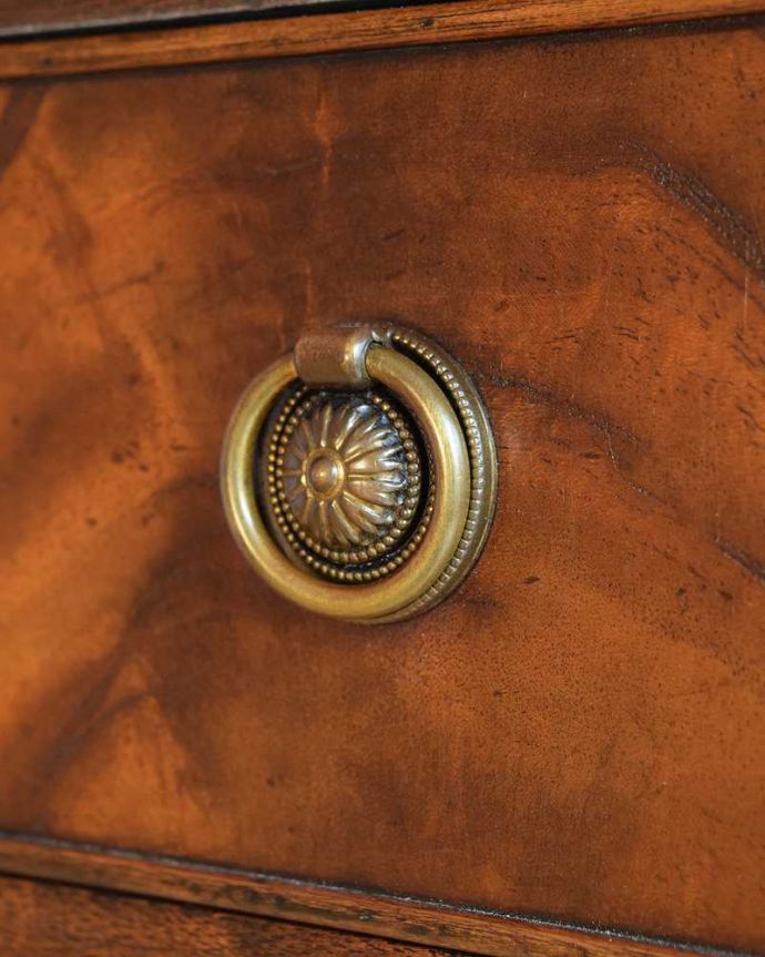 アンティークのデスク・書斎机 アンティーク家具 デスクに使えるアンティーク家具、引き出し付きのホールテーブル(デスク)。こんな場所もアンティークらしくアンティーク家具らしく取っ手のデザインも凝っていて美しいんです。(m-647-f)