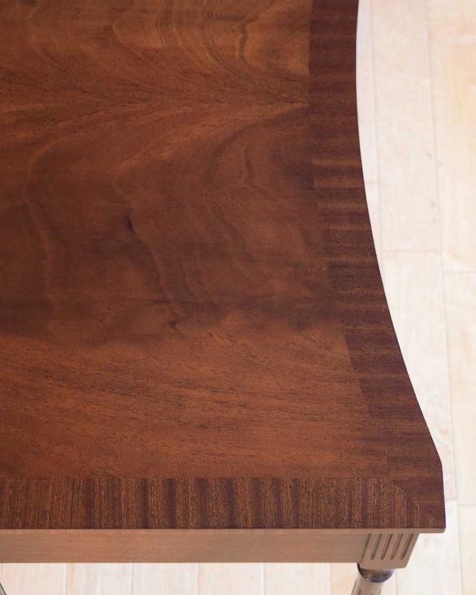 アンティークのデスク・書斎机 アンティーク家具 デスクに使えるアンティーク家具、引き出し付きのホールテーブル(デスク)。天板を近くから見ると・・・デスクは天板を使う家具なので、キレイにお直ししました。(m-647-f)