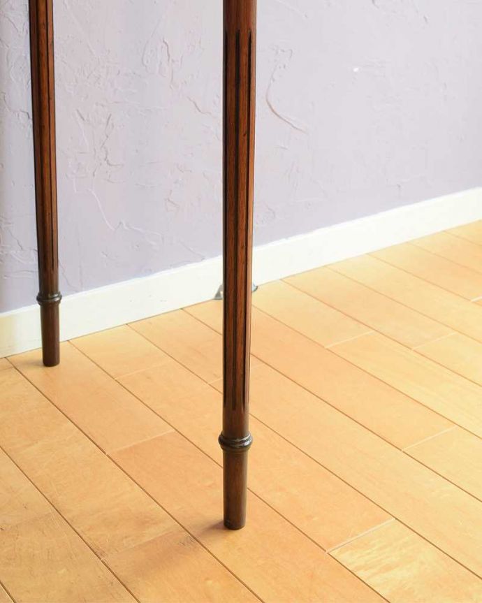 アンティークのデスク・書斎机 アンティーク家具 デスクに使えるアンティーク家具、引き出し付きのホールテーブル(デスク)。女性1人でラクラク運べちゃう仕掛けHandleのアンティークは、脚の裏にフェルトキーパーをお付けしています。(m-647-f)