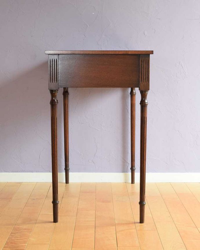 アンティークのデスク・書斎机 アンティーク家具 デスクに使えるアンティーク家具、引き出し付きのホールテーブル(デスク)。大人のデスクは横顔も美しいもちろん、横側もキレイに修復しているので、横から見ても美しいんです。(m-647-f)