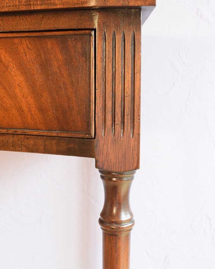 アンティークのデスク・書斎机 アンティーク家具 デスクに使えるアンティーク家具、引き出し付きのホールテーブル(デスク)。いろんな場所にこだわり彫のデザインもいろいろです。(m-647-f)