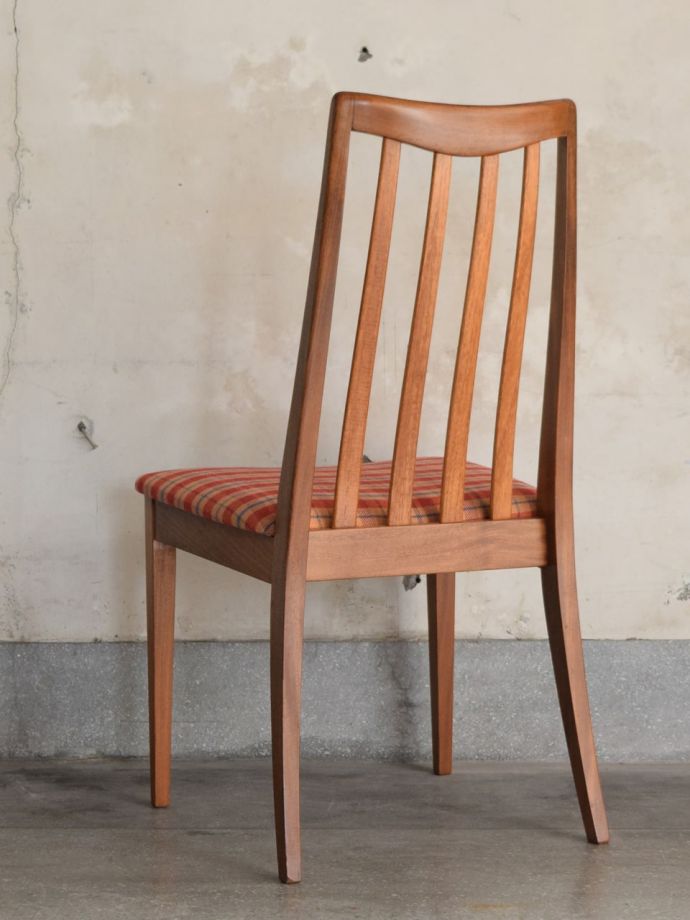 ダイニングチェアの後ろ