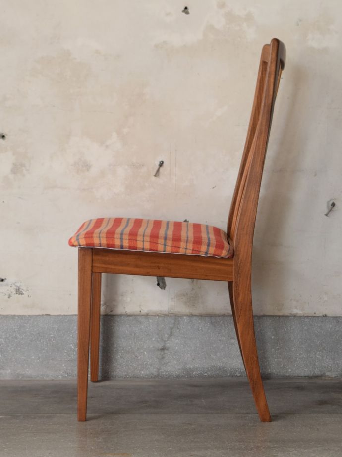 ダイニングチェアの側面