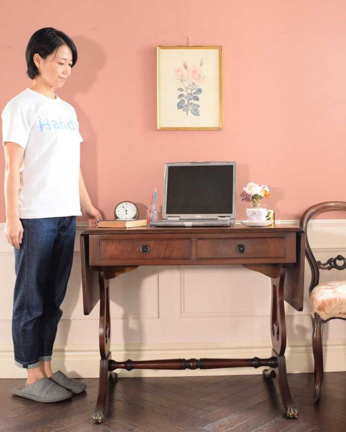 アンティークのデスク・書斎机 アンティーク家具 英国のアンティーク家具、伸張式のバタフライテーブル(デスク)。蝶の羽がモチーフになった美しいテーブルまるで蝶々が羽を広げるように折りたたみが出来るところから名前が付けられた「バタフライ(蝶々)テーブル」。(m-648-f)