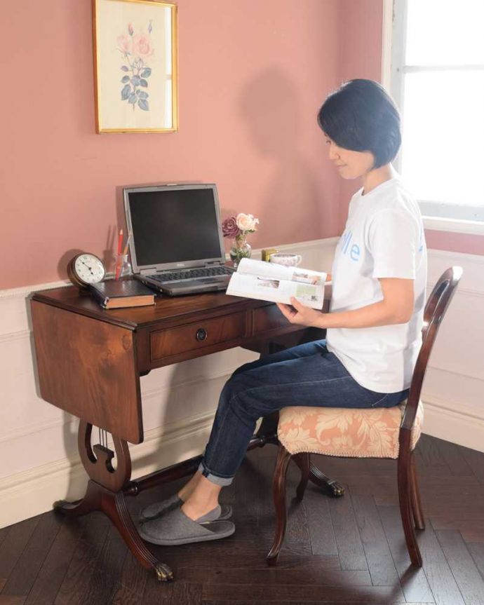 アンティークのデスク・書斎机 アンティーク家具 英国のアンティーク家具、伸張式のバタフライテーブル(デスク)。自分だけのちょっと贅沢な時間テーブルとしてもデスクとしても使えるデザイン。(m-648-f)