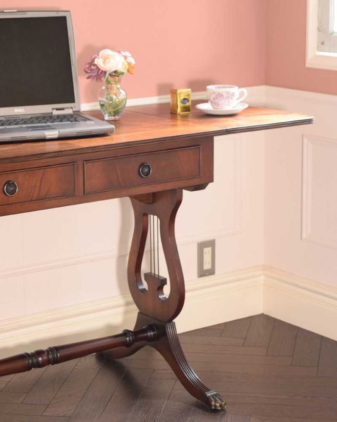アンティークのデスク・書斎机 アンティーク家具 英国のアンティーク家具、伸張式のバタフライテーブル(デスク)。英国アンティークらしい優雅な姿にうっとりアンティークらしいデザインの美しさ。(m-648-f)