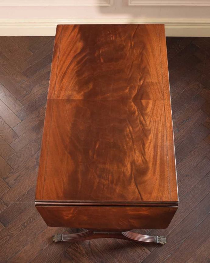 アンティークのデスク・書斎机 アンティーク家具 英国のアンティーク家具、伸張式のバタフライテーブル(デスク)。畳むとこんなにスリムなサイズリーフを開く前はこんな形です。(m-648-f)