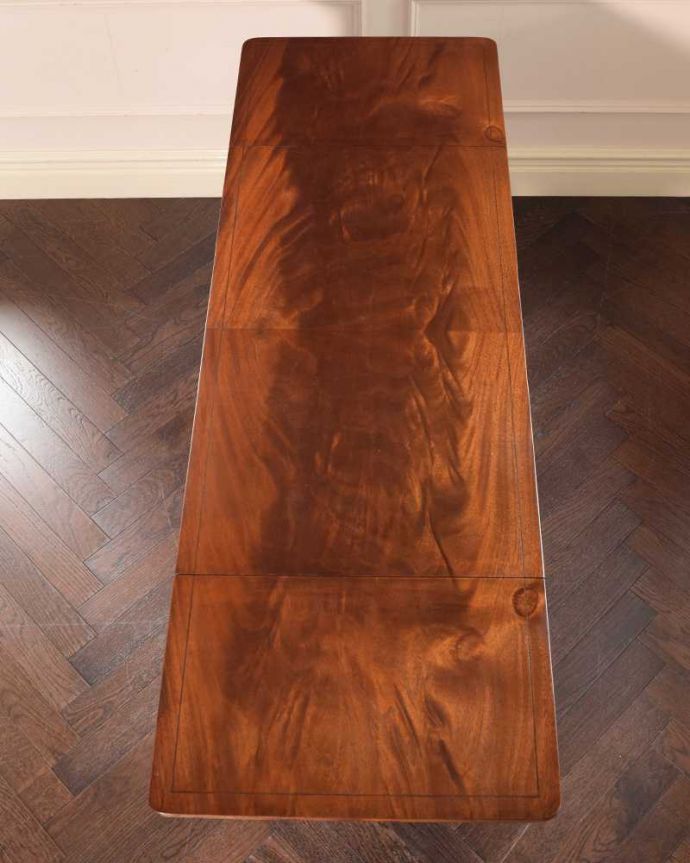 アンティークのデスク・書斎机 アンティーク家具 英国のアンティーク家具、伸張式のバタフライテーブル(デスク)。天板もキレイにお直ししました。(m-648-f)