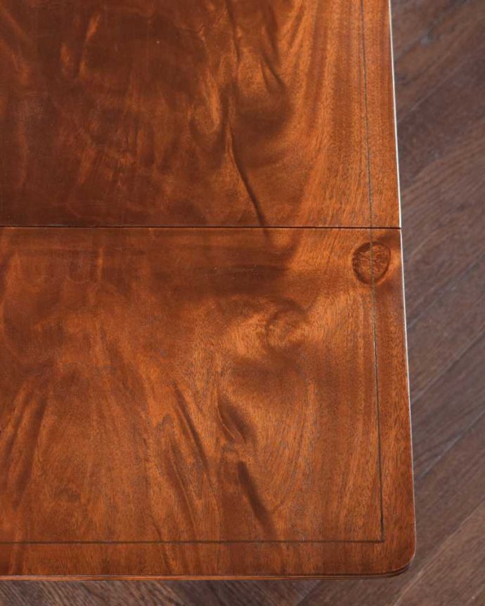 アンティークのデスク・書斎机 アンティーク家具 英国のアンティーク家具、伸張式のバタフライテーブル(デスク)。天板を近くから見ると・・・革のコンディションもとてもよくキレイです。(m-648-f)