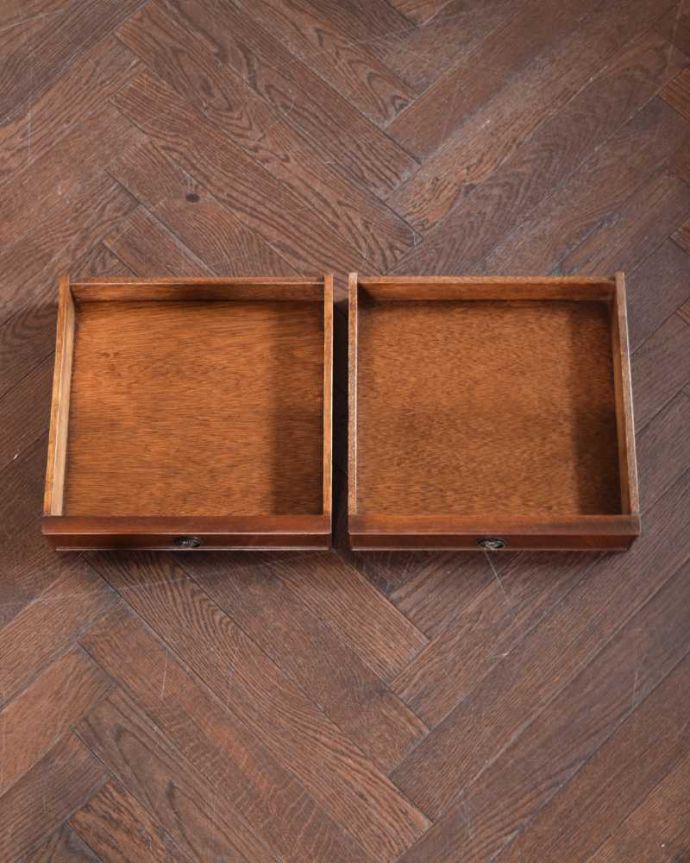 アンティークのデスク・書斎机 アンティーク家具 英国のアンティーク家具、伸張式のバタフライテーブル(デスク)。引き出しの中もキレイに修復しました。(m-648-f)