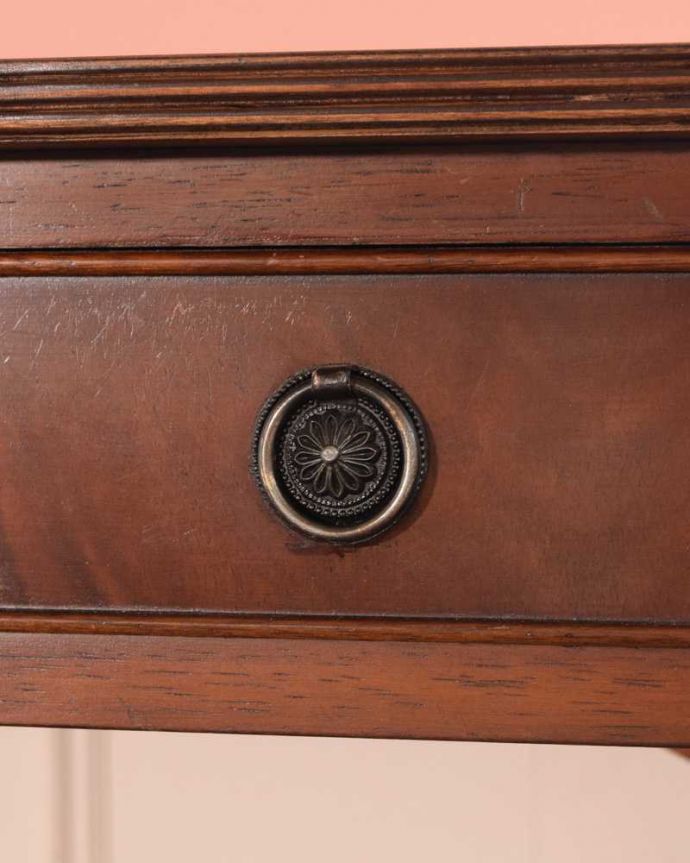 アンティークのデスク・書斎机 アンティーク家具 英国のアンティーク家具、伸張式のバタフライテーブル(デスク)。アンティークらしい取っ手アンティークらしいデザインの取っ手を、そっと引っ張って開けるたびに、宝箱を開けている気分です。(m-648-f)