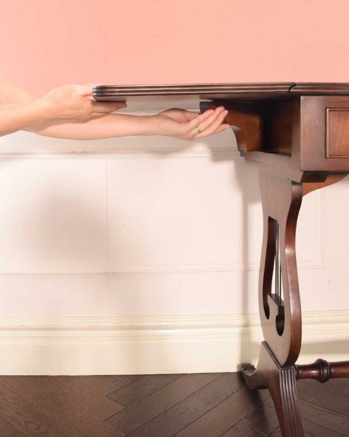 アンティークのデスク・書斎机 アンティーク家具 英国のアンティーク家具、伸張式のバタフライテーブル(デスク)。あっという間にサイズ変更OK!天板を持ち上げてバーを出すだけで、簡単にサイズが変えれます。(m-648-f)