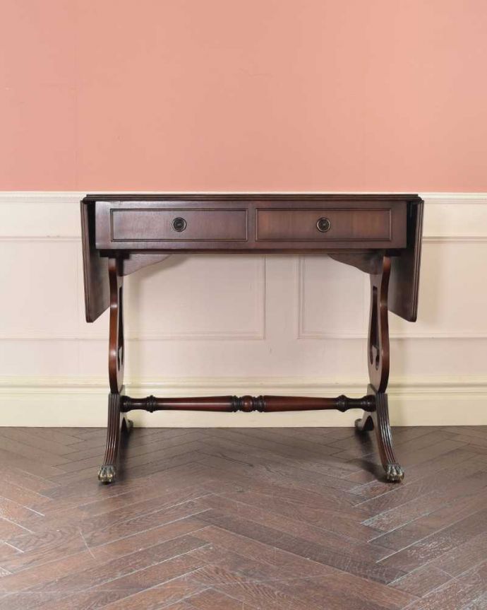 アンティークのデスク・書斎机 アンティーク家具 英国のアンティーク家具、伸張式のバタフライテーブル(デスク)。リーフを畳むと・・・天板の両側のリーフを畳むと意外にコンパクト。(m-648-f)