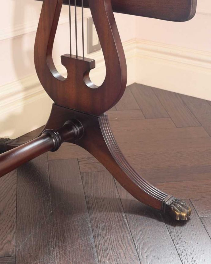 アンティークのデスク・書斎机 アンティーク家具 英国のアンティーク家具、伸張式のバタフライテーブル(デスク)。女性1人でラクラク運べちゃうんですキャスター付きの脚。(m-648-f)