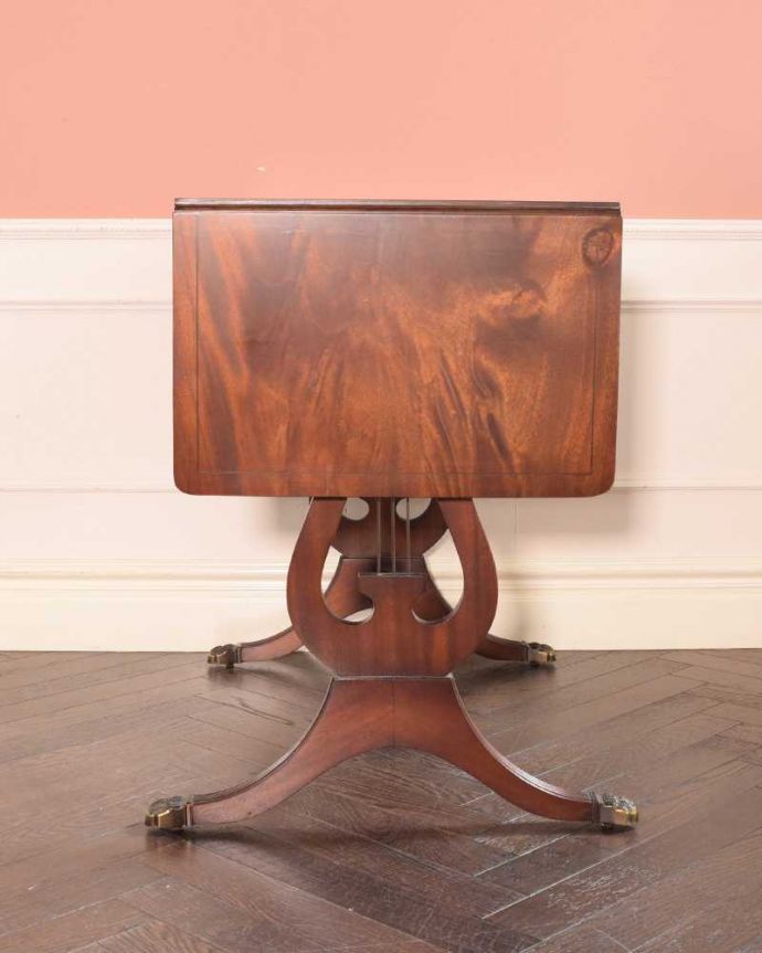 アンティークのデスク・書斎机 アンティーク家具 英国のアンティーク家具、伸張式のバタフライテーブル(デスク)。天板を畳むとこんな感じ閉じたときは、また違った表情を見せて楽しませてくれます。(m-648-f)