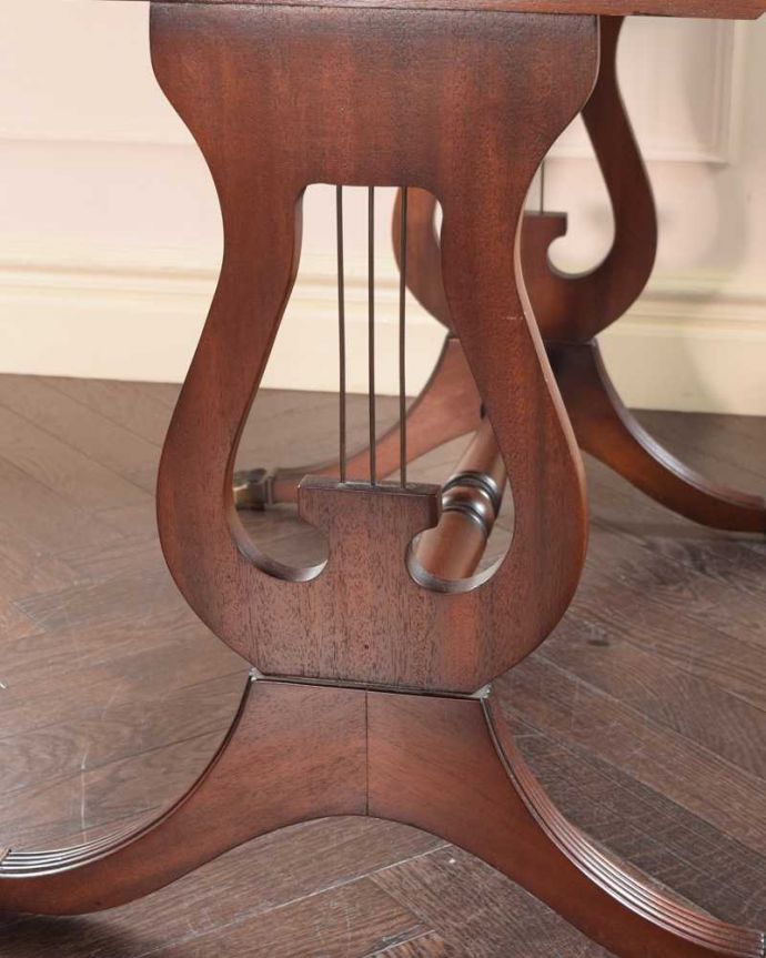 アンティークのデスク・書斎机 アンティーク家具 英国のアンティーク家具、伸張式のバタフライテーブル(デスク)。うっとりする美しさアンティークだから手に入る美しい彫。(m-648-f)