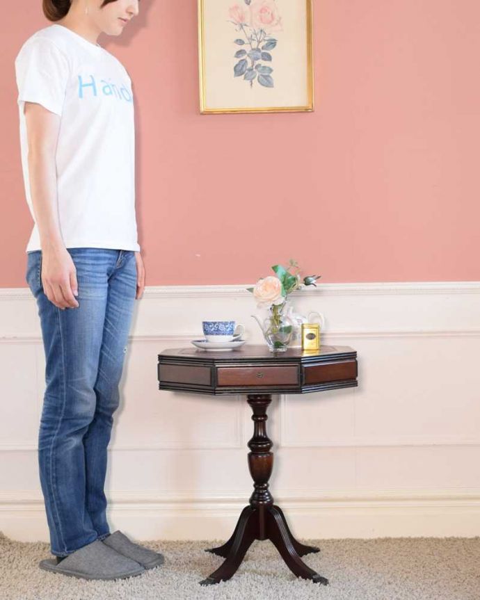 アンティークのテーブル アンティーク家具 珍しい!八角形の天板のイギリスで見つけたアンティークドラムテーブル(革張り)。丸い形が特長の小さなアンティークテーブル英国アンティークらしい美しいデザインのドラムテーブル。(m-649-f)