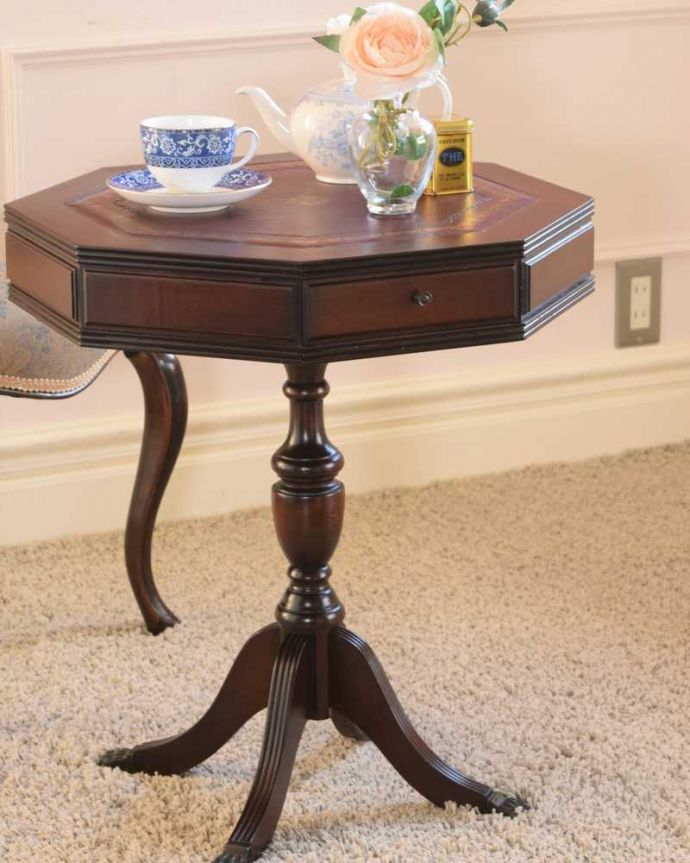 アンティークのテーブル アンティーク家具 珍しい!八角形の天板のイギリスで見つけたアンティークドラムテーブル(革張り)。引き出しまで付いている実力派デザインや木目の美しさはもちろん、引き出しまで付いているので、使いやすさもバッチリです。(m-649-f)