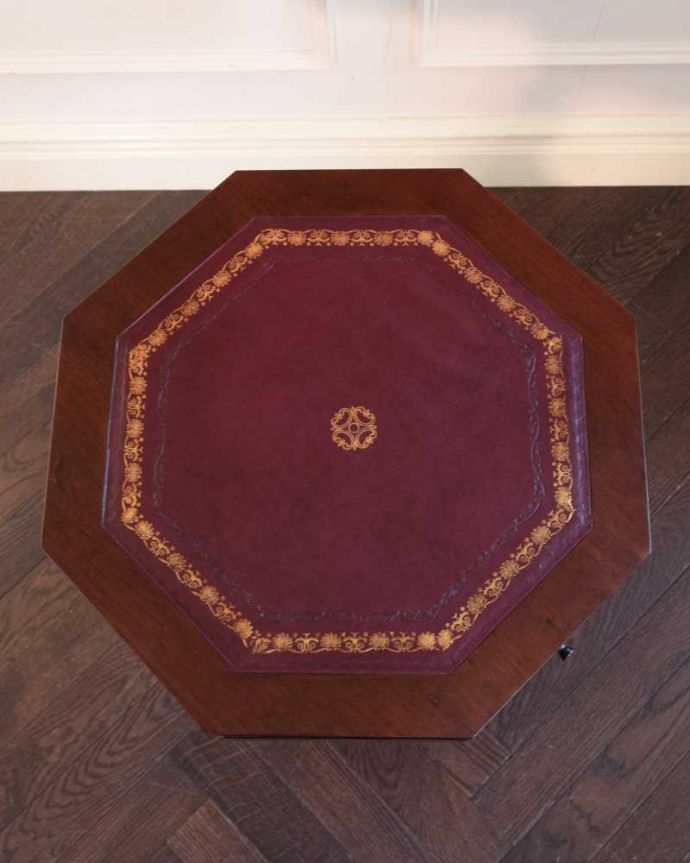 アンティークのテーブル アンティーク家具 珍しい!八角形の天板のイギリスで見つけたアンティークドラムテーブル(革張り)。上から見た天板の表情も美しい…天板を上から見ると、こんな感じです。(m-649-f)