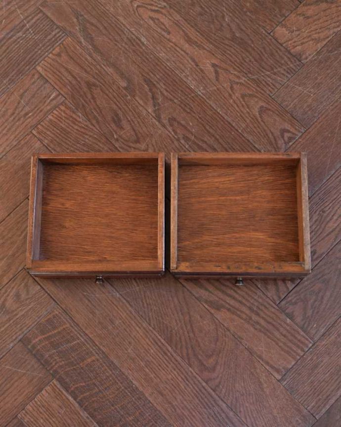 アンティークのテーブル アンティーク家具 珍しい!八角形の天板のイギリスで見つけたアンティークドラムテーブル(革張り)。引き出しの中もキレイですテーブルに付いた引き出しの中も、もちろん職人がしっかり修復しました。(m-649-f)