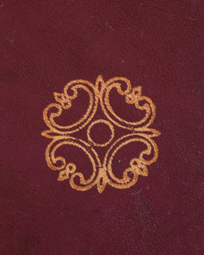 アンティークのテーブル アンティーク家具 珍しい!八角形の天板のイギリスで見つけたアンティークドラムテーブル(革張り)。いろんな場所にこだわり彫のデザインもいろいろです。(m-649-f)