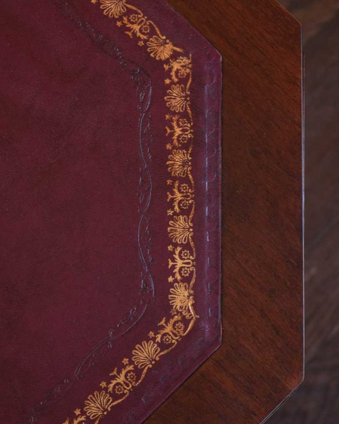 アンティークのテーブル アンティーク家具 珍しい!八角形の天板のイギリスで見つけたアンティークドラムテーブル(革張り)。天板も修復したのでキレイです修復の際、塗装もキレイにしました。(m-649-f)