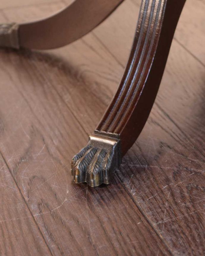 アンティークのテーブル アンティーク家具 珍しい!八角形の天板のイギリスで見つけたアンティークドラムテーブル(革張り)。持ち上げなくても大丈夫!Handleのアンティークは、脚の裏にフェルトキーパーをお付けしています。(m-649-f)