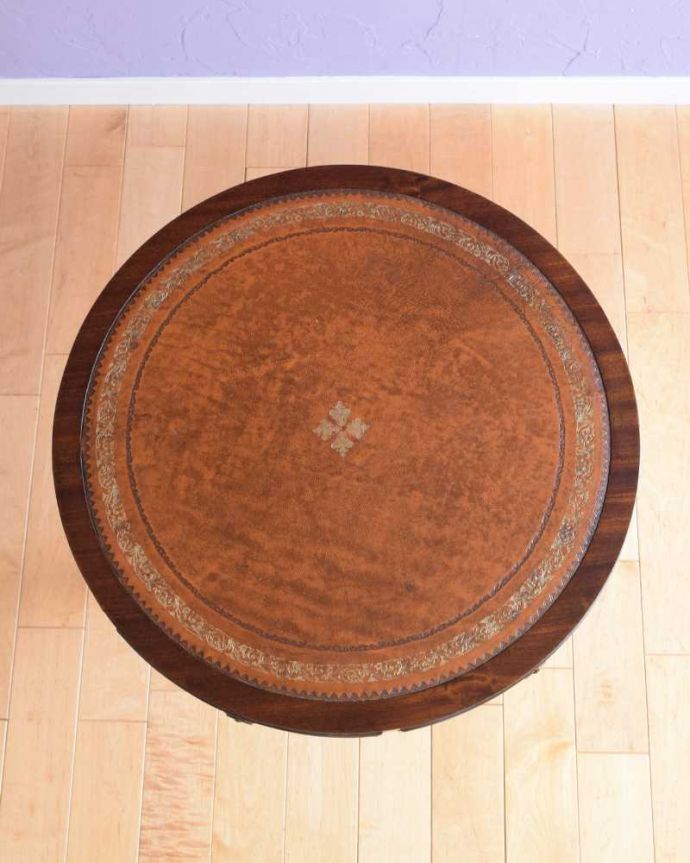 アンティークのテーブル　アンティーク家具　引き出し付きのドラムテーブル、英国輸入のアンティークの家具。上から見た天板の表情も美しい…天板を上から見ると、こんな感じです。(m-650-f)