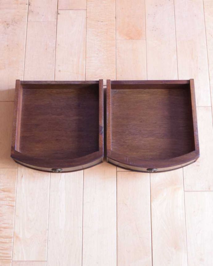 アンティークのテーブル　アンティーク家具　引き出し付きのドラムテーブル、英国輸入のアンティークの家具。引き出しの中もキレイですテーブルに付いた引き出しの中も、もちろん職人がしっかり修復しました。(m-650-f)