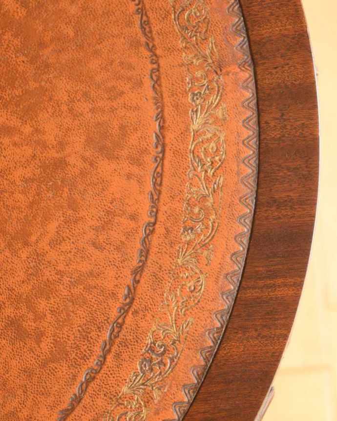 アンティークのテーブル　アンティーク家具　引き出し付きのドラムテーブル、英国輸入のアンティークの家具。天板も修復したのでキレイです修復の際、塗装もキレイにしました。(m-650-f)
