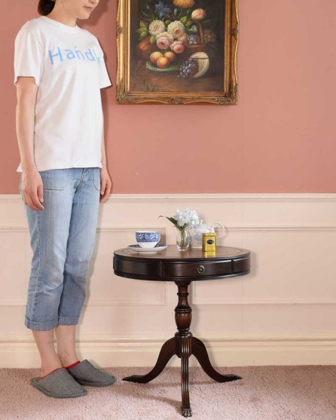 アンティークのテーブル　アンティーク家具　引き出し付きのドラムテーブル、英国輸入のアンティークの家具。丸い形が特長の小さなアンティークテーブル英国アンティークらしい美しいデザインのドラムテーブル。(m-651-f)