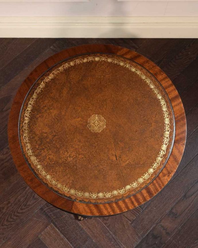 アンティークのテーブル　アンティーク家具　引き出し付きのドラムテーブル、英国輸入のアンティークの家具。上から見た天板の表情も美しい…天板を上から見ると、こんな感じです。(m-651-f)
