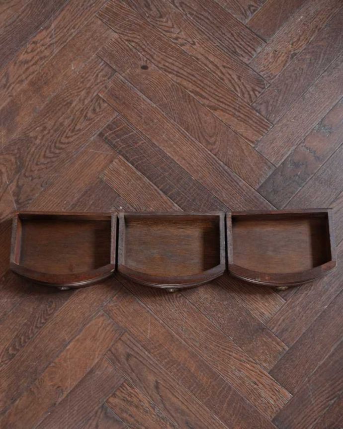 アンティークのテーブル　アンティーク家具　引き出し付きのドラムテーブル、英国輸入のアンティークの家具。引き出しの中もキレイですテーブルに付いた引き出しの中も、もちろん職人がしっかり修復しました。(m-651-f)