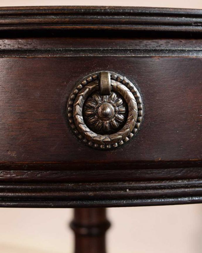 アンティークのテーブル　アンティーク家具　引き出し付きのドラムテーブル、英国輸入のアンティークの家具。開ける度にワクワクこんな所もアンティークらしさ。(m-651-f)