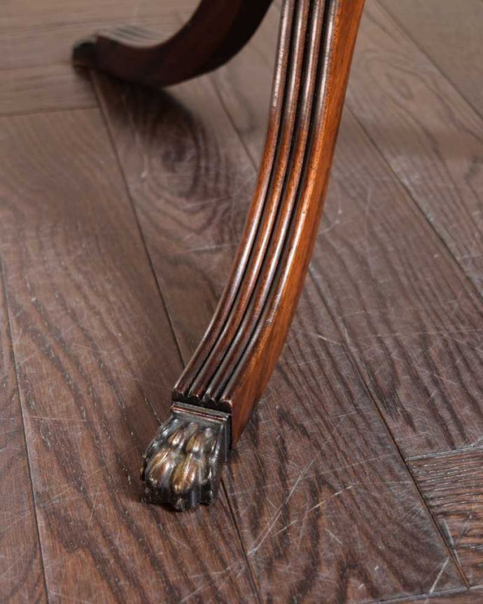 アンティークのテーブル　アンティーク家具　引き出し付きのドラムテーブル、英国輸入のアンティークの家具。持ち上げなくても大丈夫！Handleのアンティークは、脚の裏にフェルトキーパーをお付けしています。(m-651-f)