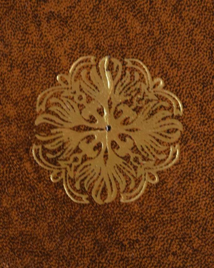 アンティークのテーブル　アンティーク家具　引き出し付きのドラムテーブル、英国輸入のアンティークの家具。いろんな場所にこだわり彫のデザインもいろいろです。(m-651-f)