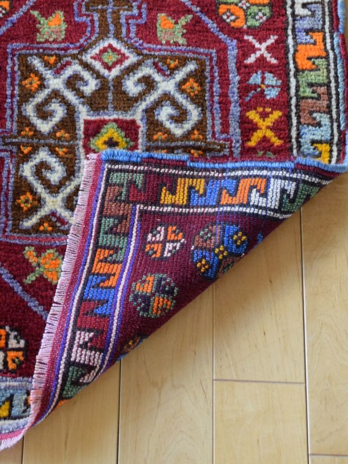 トライバルラグの裏面