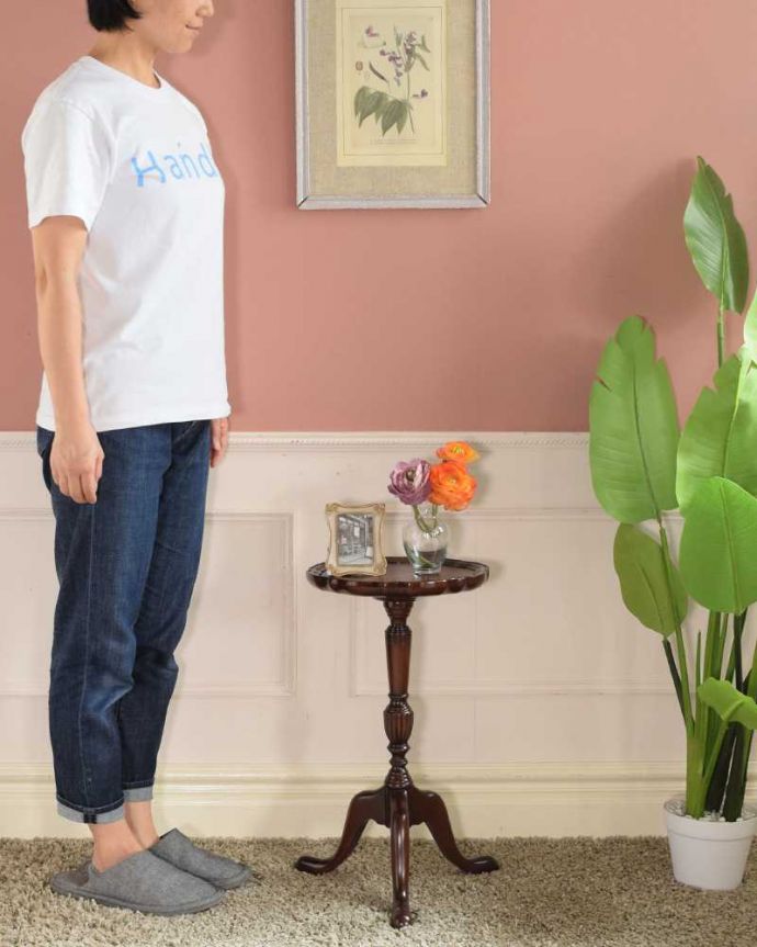 アンティークのテーブル　アンティーク家具　上から見た時のデザインがお花みたいで華やか、英国のアンティークワインテーブル 。移動もラクラク！どこでも使える小さなテーブル持ち運び便利なワインテーブル。(m-652-f)