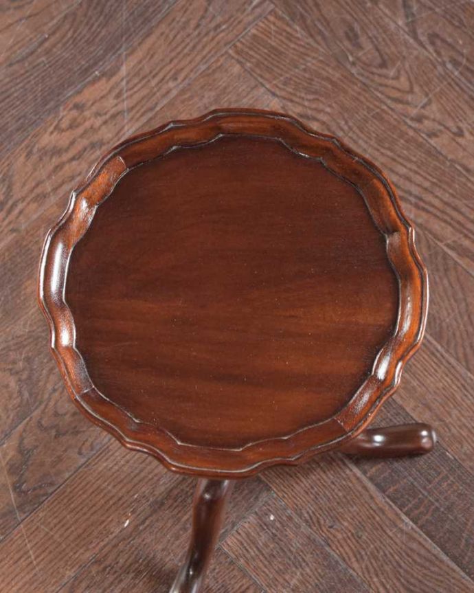 アンティークのテーブル　アンティーク家具　上から見た時のデザインがお花みたいで華やか、英国のアンティークワインテーブル 。天板を上から見ると･･･天板はこんな感じで、ちょっとしたものを乗せて使うのに便利なサイズです。(m-652-f)