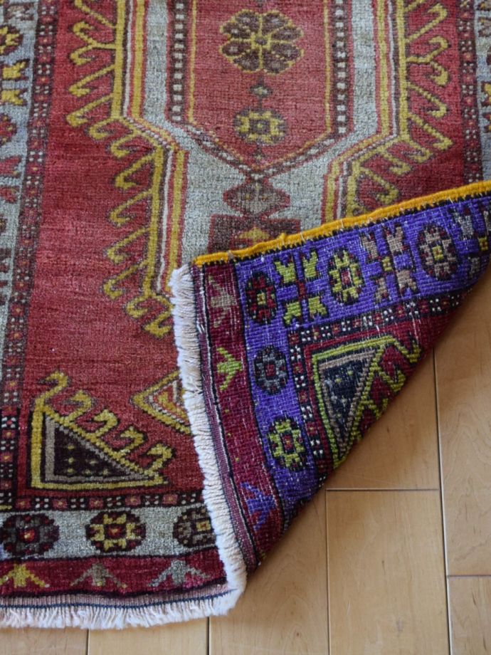 トライバルラグの裏面