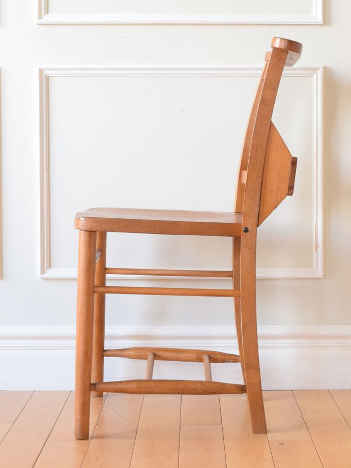 チャーチチェアの横顔