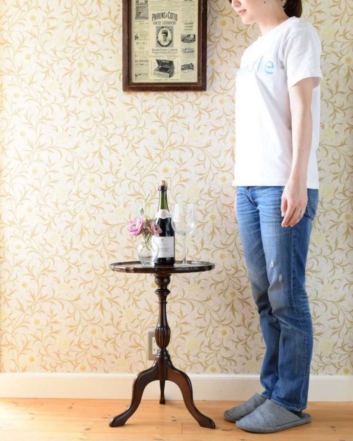 アンティークのテーブル　アンティーク家具　英国輸入のアンティーク家具、木目が美しい贅沢なワインテーブル。移動もラクラク！どこでも使える小さなテーブル持ち運び便利なワインテーブル。(m-653-f)