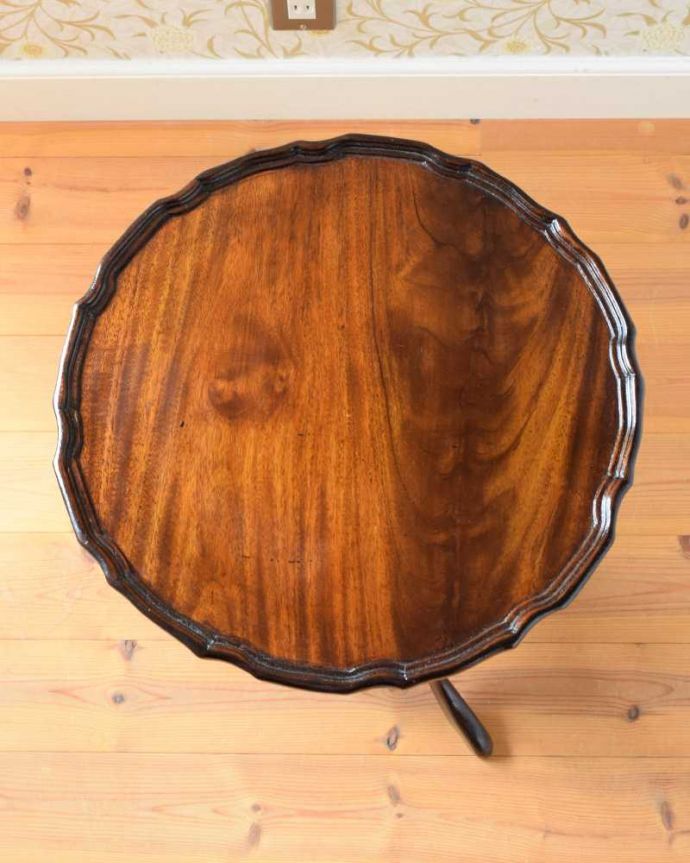 アンティークのテーブル　アンティーク家具　英国輸入のアンティーク家具、木目が美しい贅沢なワインテーブル。上から見た天板の表情も美しい…天板を上から見ると、こんな感じです。(m-653-f)