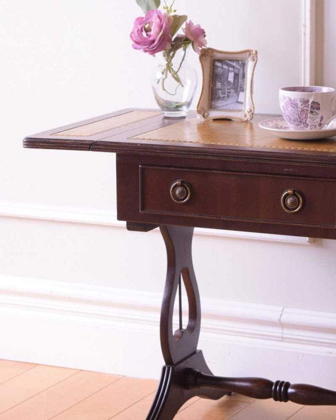 アンティークのテーブル　アンティーク家具　天板のかたちもお洒落な伸張式アンティークサイドテーブル（バタフライテーブル）。英国アンティークらしい優雅な姿にうっとりアンティークらしいデザインの美しさ。(m-654-f)