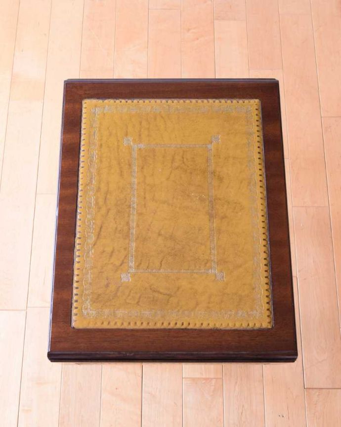 アンティークのテーブル　アンティーク家具　天板のかたちもお洒落な伸張式アンティークサイドテーブル（バタフライテーブル）。畳むとこんなにスリムなサイズリーフを開く前はこんな形です。(m-654-f)