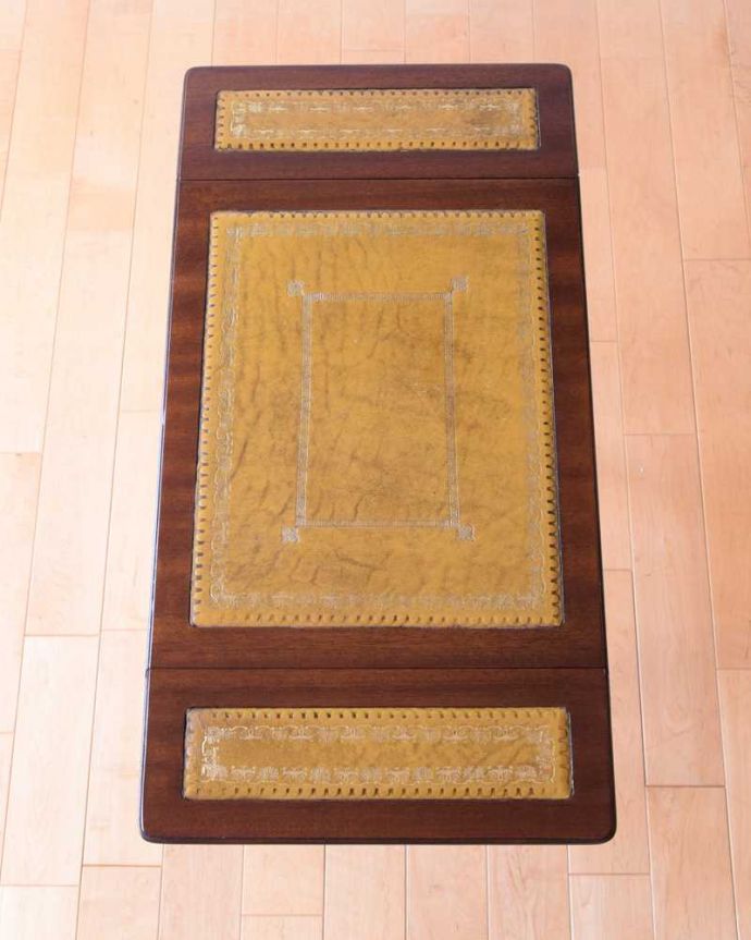 アンティークのテーブル　アンティーク家具　天板のかたちもお洒落な伸張式アンティークサイドテーブル（バタフライテーブル）。天板もキレイにお直ししました。(m-654-f)