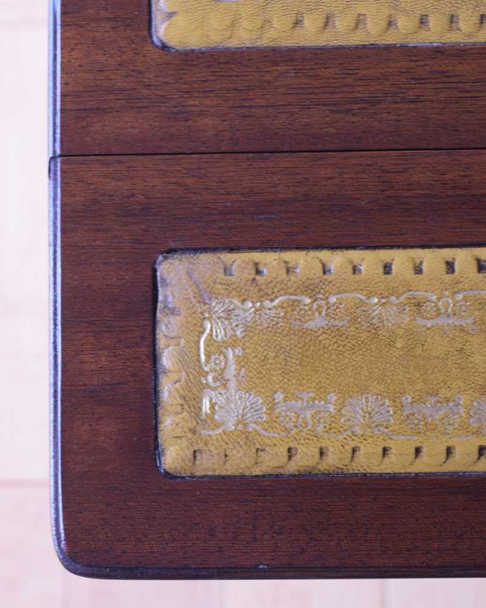 アンティークのテーブル　アンティーク家具　天板のかたちもお洒落な伸張式アンティークサイドテーブル（バタフライテーブル）。天板を近くから見ると･･･革のコンディションもとてもよくキレイです。(m-654-f)