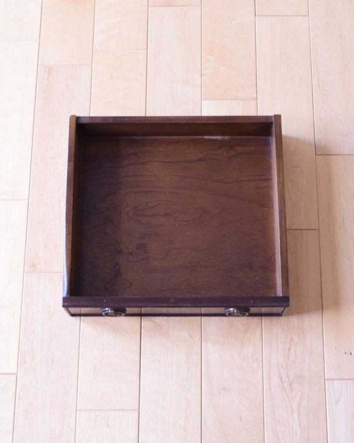 アンティークのテーブル　アンティーク家具　天板のかたちもお洒落な伸張式アンティークサイドテーブル（バタフライテーブル）。引き出しの中もキレイに修復しました。(m-654-f)